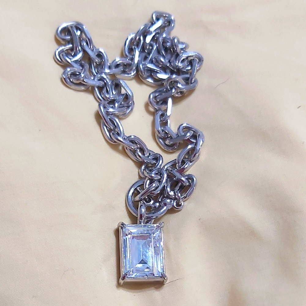 MYKA Elegant Silver Necklace with Crystal Pendant